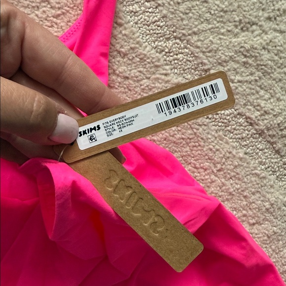 NEW- Skims Fits Everybody Square Neck Bodysuit in Neon Pink 4X - Picture 8 of 10